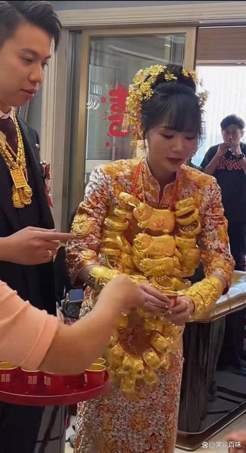 新娘佩戴流苏项链被风吹乱的婚礼现场照