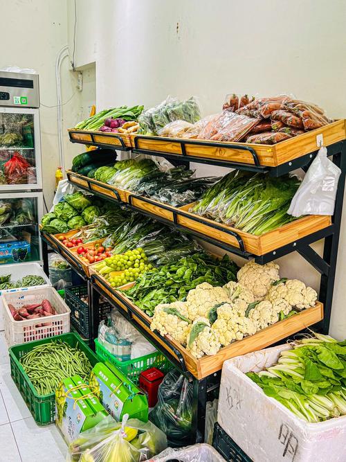 社区底商店主给熟客留预定的新鲜蔬菜