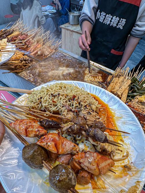 本地美食博主实拍街边苍蝇馆桌面图