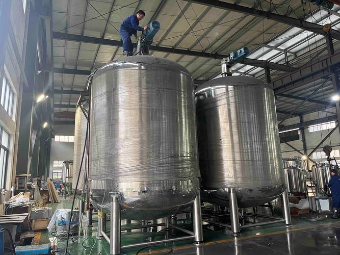 不锈钢反应釜成品水压检测现场图