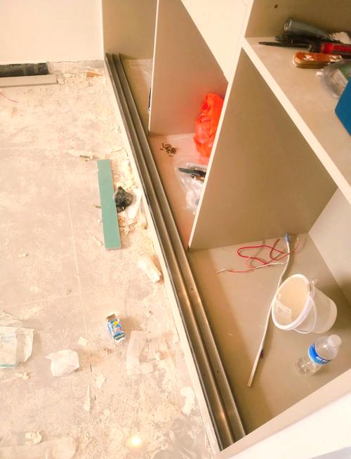 推拉门衣柜下轨道安装细节实拍图