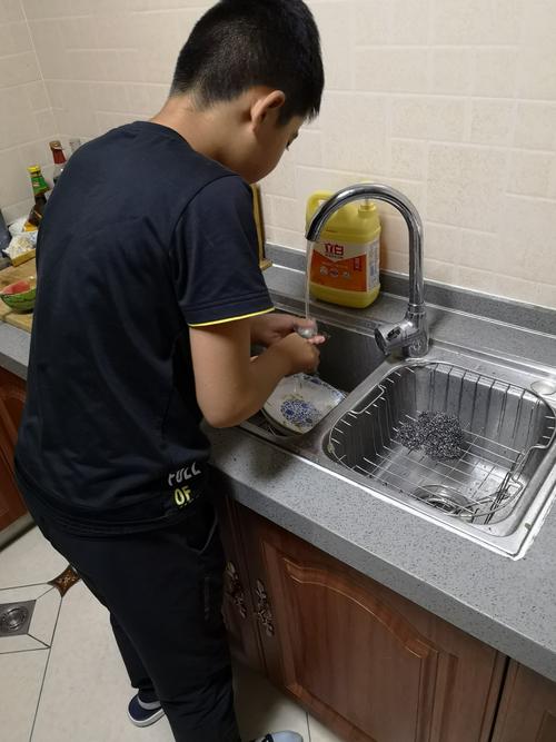 居家厨房沥干厨余水分操作实拍