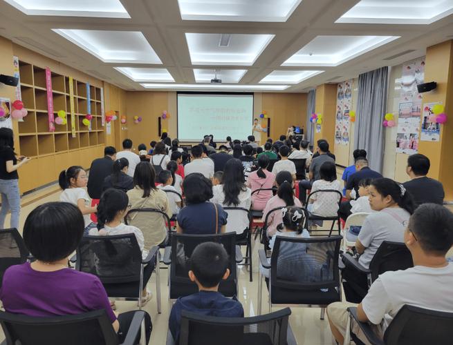 工业企业员工家属育儿关怀讲座现场
