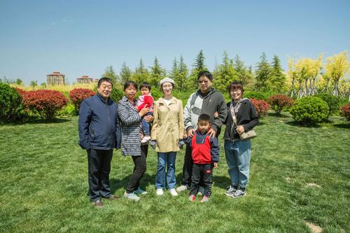 工业区员工家属探亲祖孙户外合影