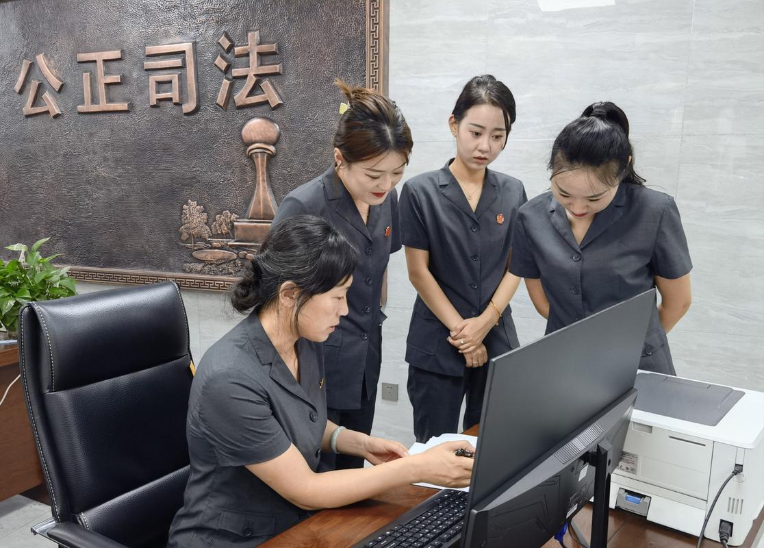 法院门口当事人拿着诉讼材料蹲坐台阶