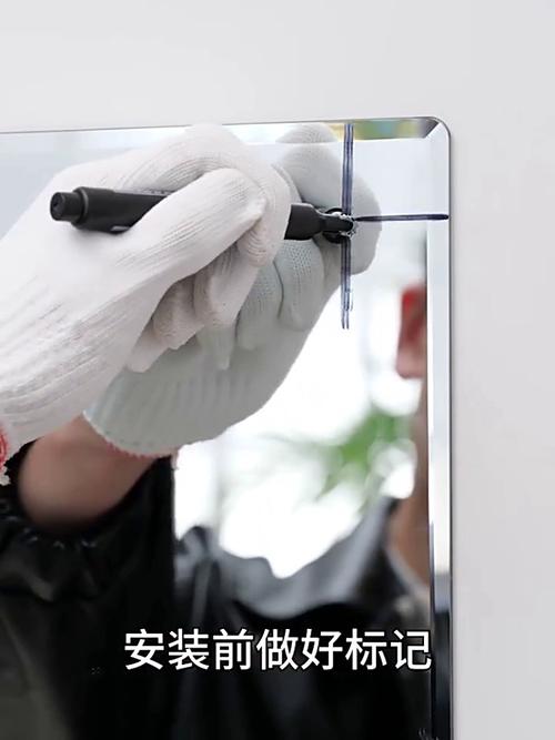师傅用玻璃胶和镜钉固定大尺寸装饰镜