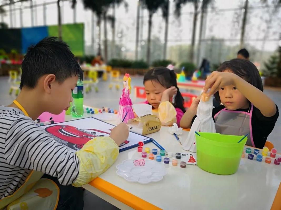 亲子餐桌一起玩彩虹涂色游戏场景照