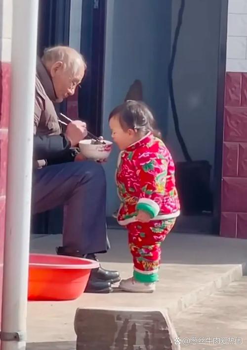 户外老人追着孩子喂饭实拍场景图