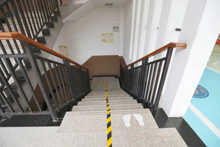 小学教学楼楼梯地面浅脚印
