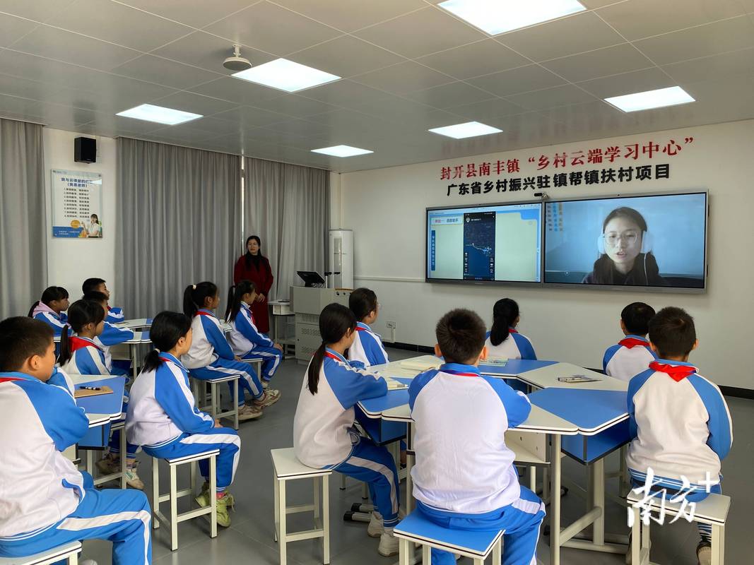 滇西乡村小学远程同步课堂上课场景