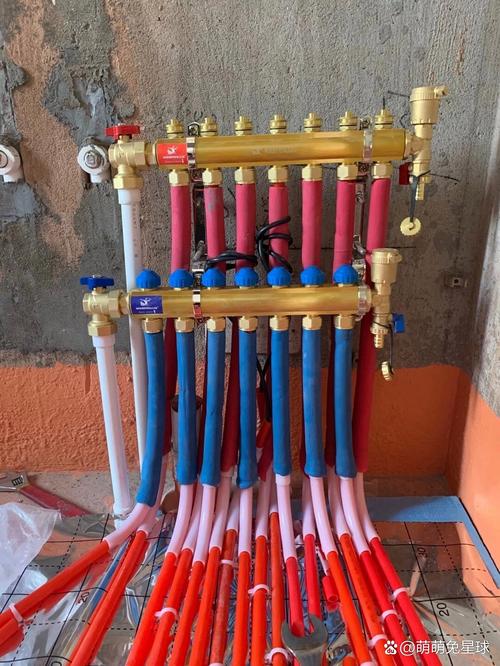实体店老板掂分集水器对比重量实拍