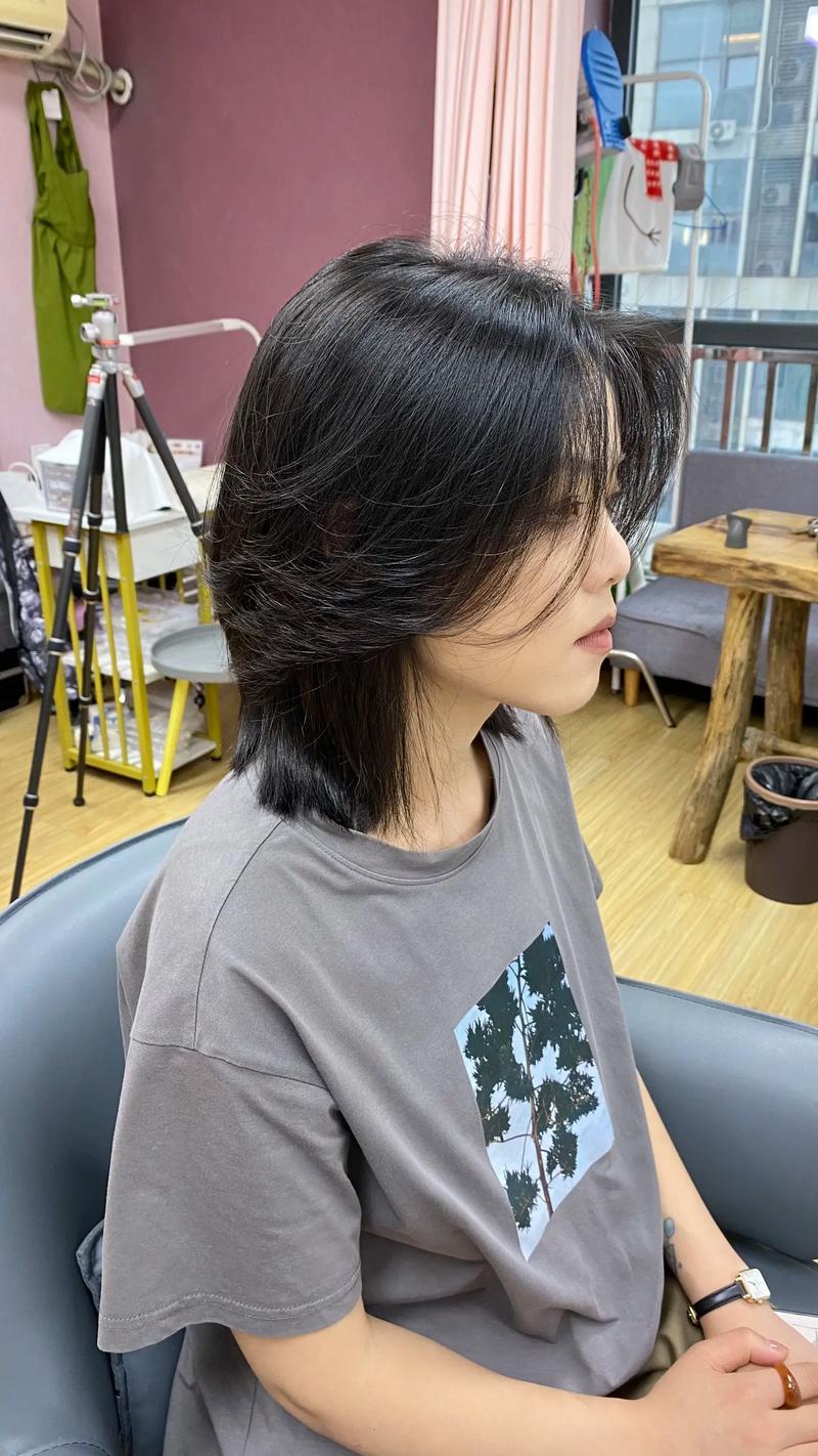 女生拿着网红发型照片要求理发师剪同款发型