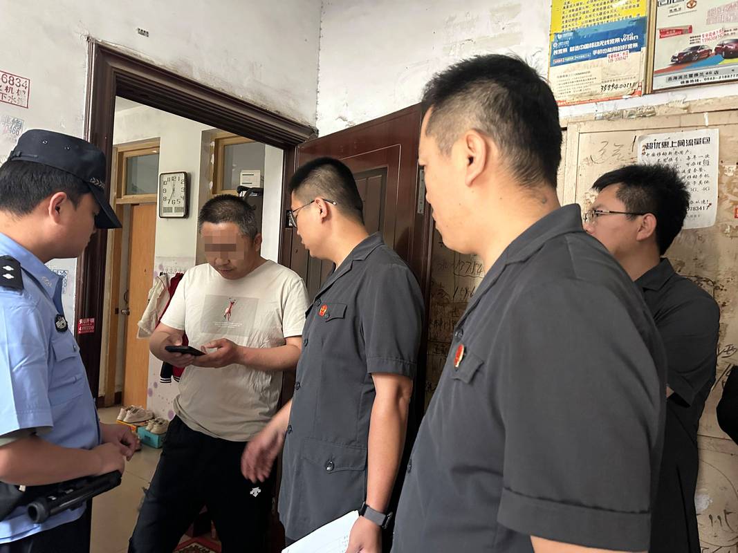 法院执行局强制执行老赖财产现场