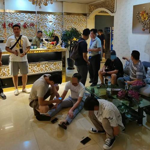 街头养生馆针对老年人骗局抓捕现场图