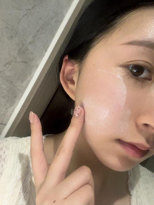 户外出行面部防晒补涂实拍