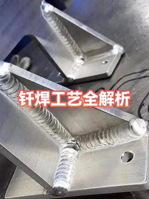 钎焊液态焊料毛细爬升过程原理示意图