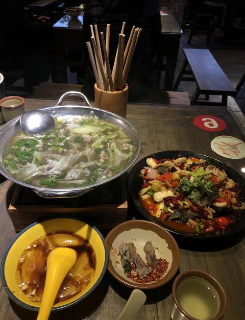 乐山老巷蓝布棚跷脚牛肉店