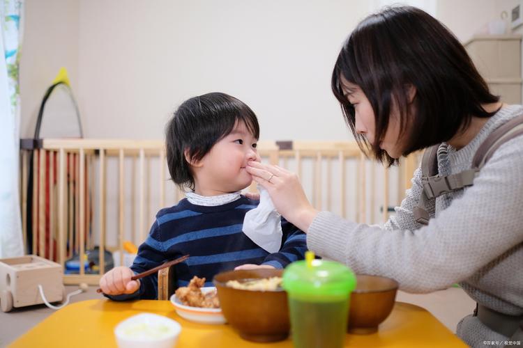 孩子在餐厅与母亲顶嘴实拍场景