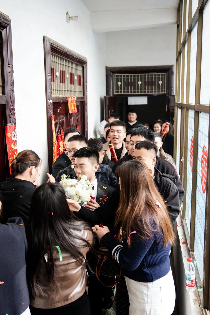 新人核对婚庆合同尾款条款场景图