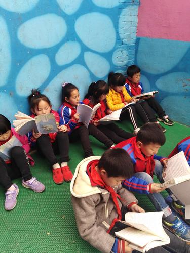 小学生雪地里朗读古诗情景教学现场