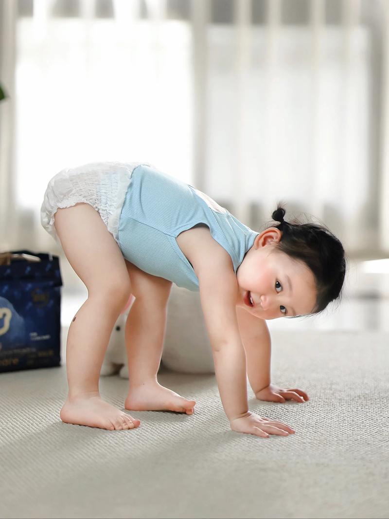 妈妈温柔给幼儿穿拉拉裤特写