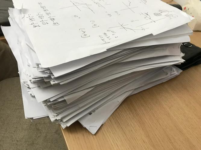 考研数学密密麻麻的演算纸堆叠