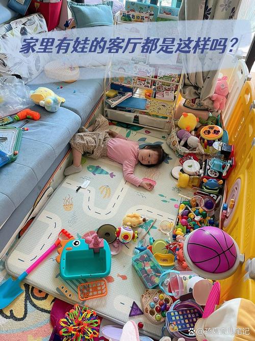 家长错误囤放宝宝绘本客厅场景图
