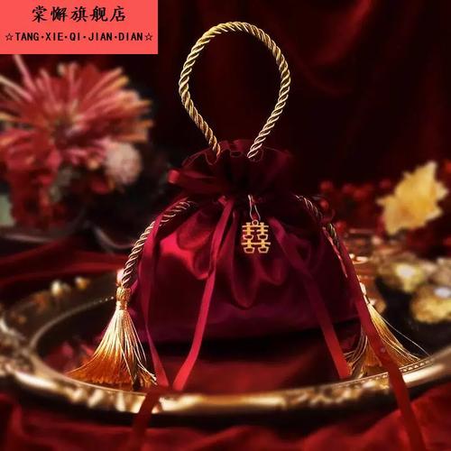中式缎面喜糖袋搭配复古婚礼现场