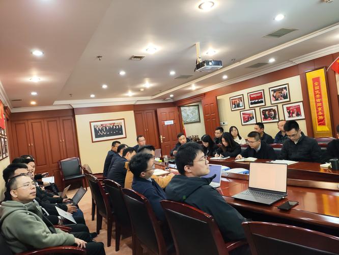 律所团队为企业家进行法律风险培训场景