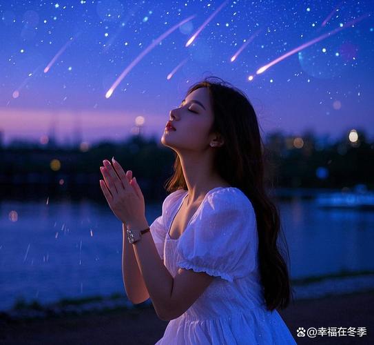 流星划过夜空时年轻人双手合十许愿场景