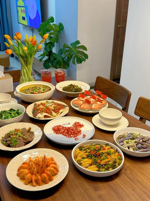 节假日家庭聚餐摆满菜肴的餐桌