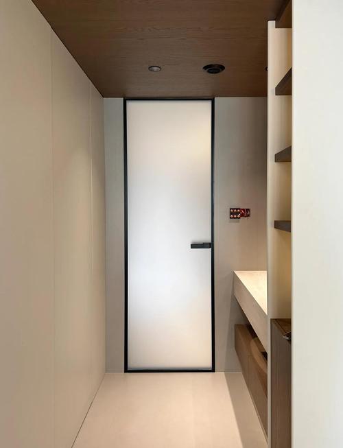 家装卫生间极简铝框门实景图
