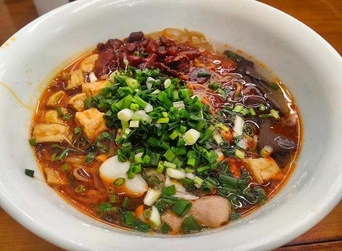 贵阳老巷早餐店粗瓷碗装的肠旺面