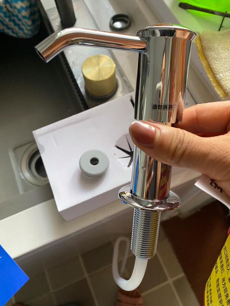 防漏液设计皂液器出液嘴特写