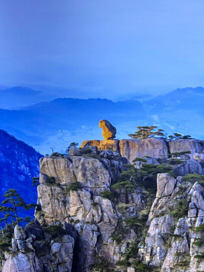 清晨无人时的黄山猴子观海景点