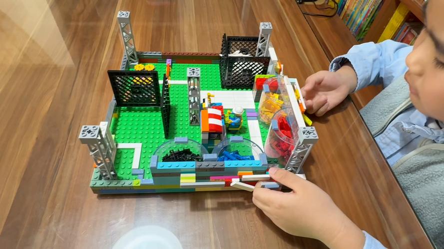 儿童用乐高搭建的迷你城市工厂场景实拍图