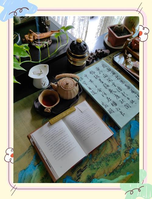 一个人坐在整洁客厅里读书喝茶