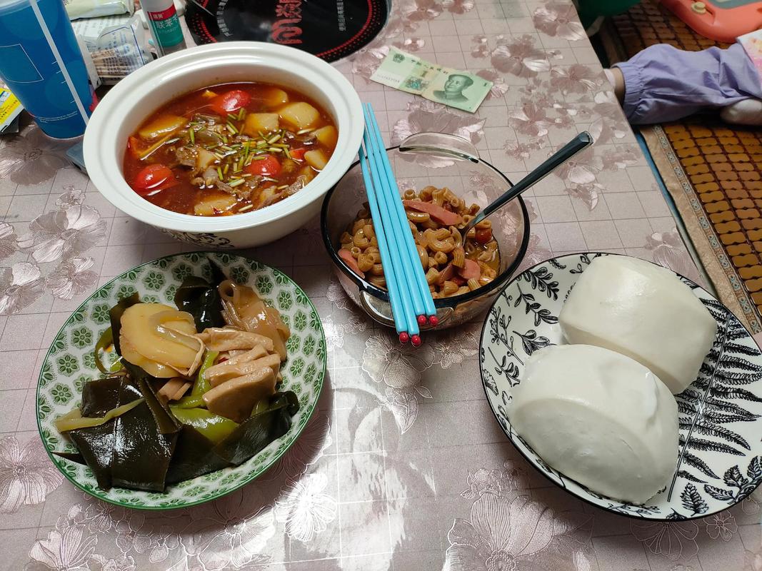 十岁男孩独自在家写作业旁边放着热了两次的饭菜实拍图