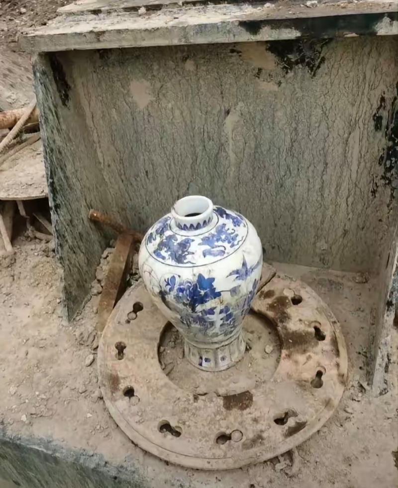 农村宅基地挖出古代瓷器现场图