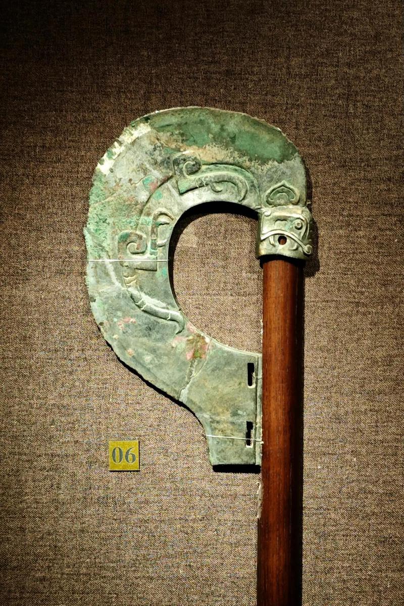 博物馆西周分封制度铭文青铜戈展品
