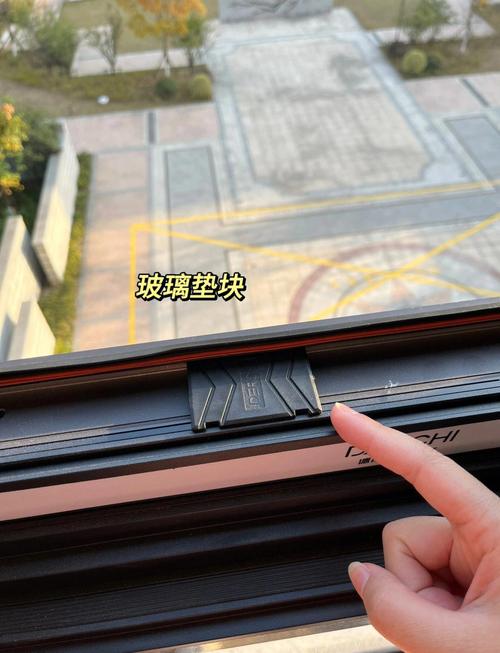 门窗钢化玻璃安装弹性垫块位置