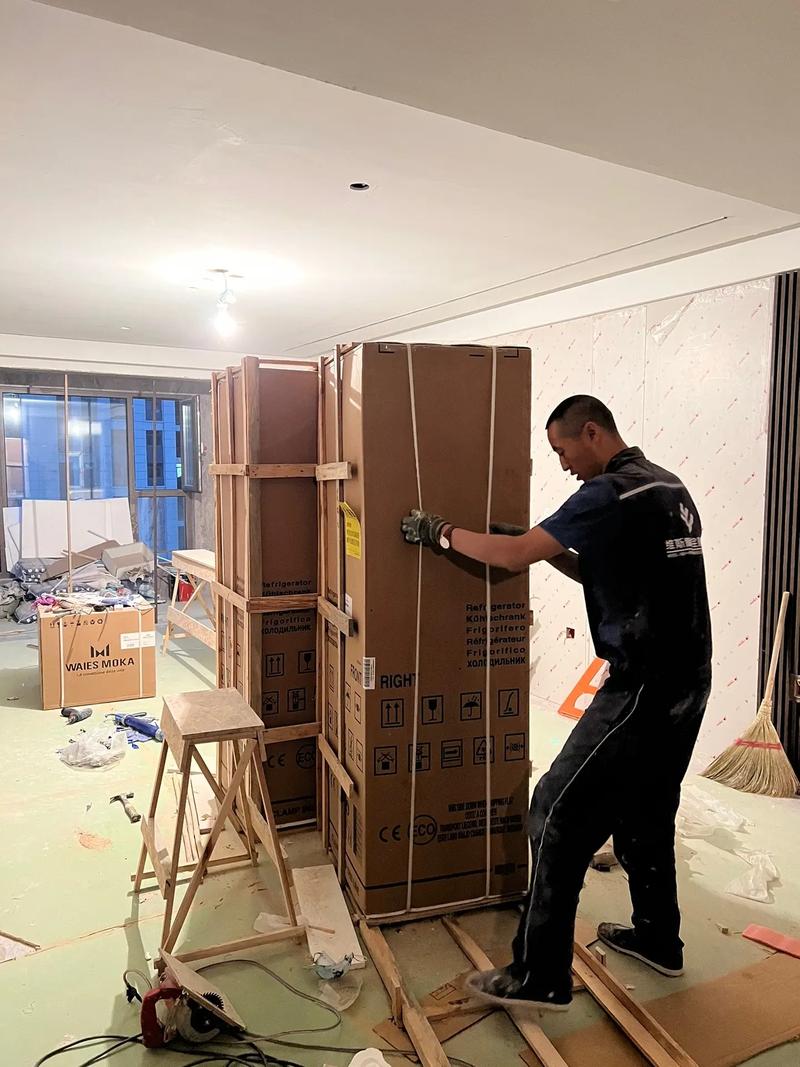 安装人员正在将冰箱推入定制橱柜中