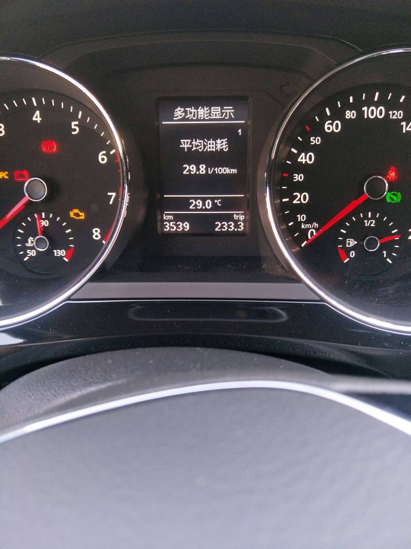 汽车仪表盘怠速表波动实拍