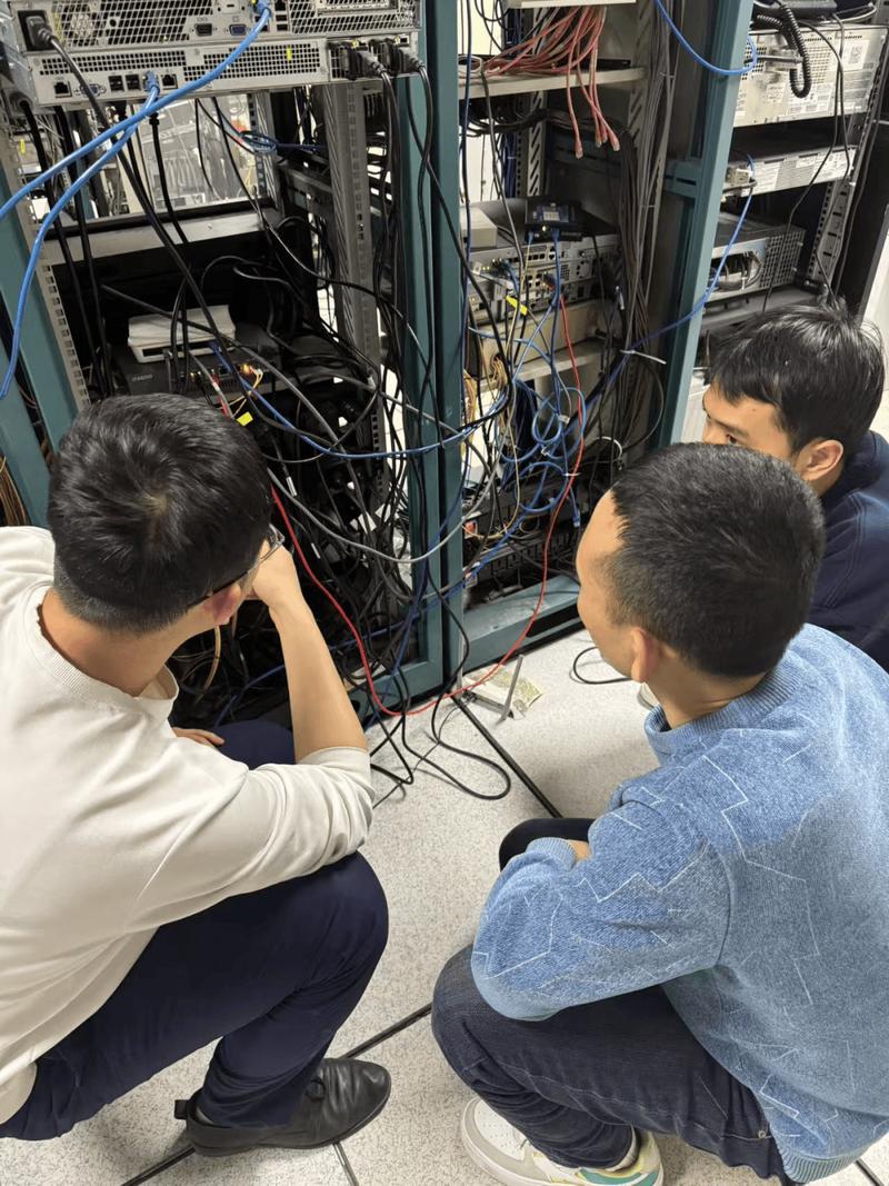 传统数据中心机房运维工程师深夜抢修现场