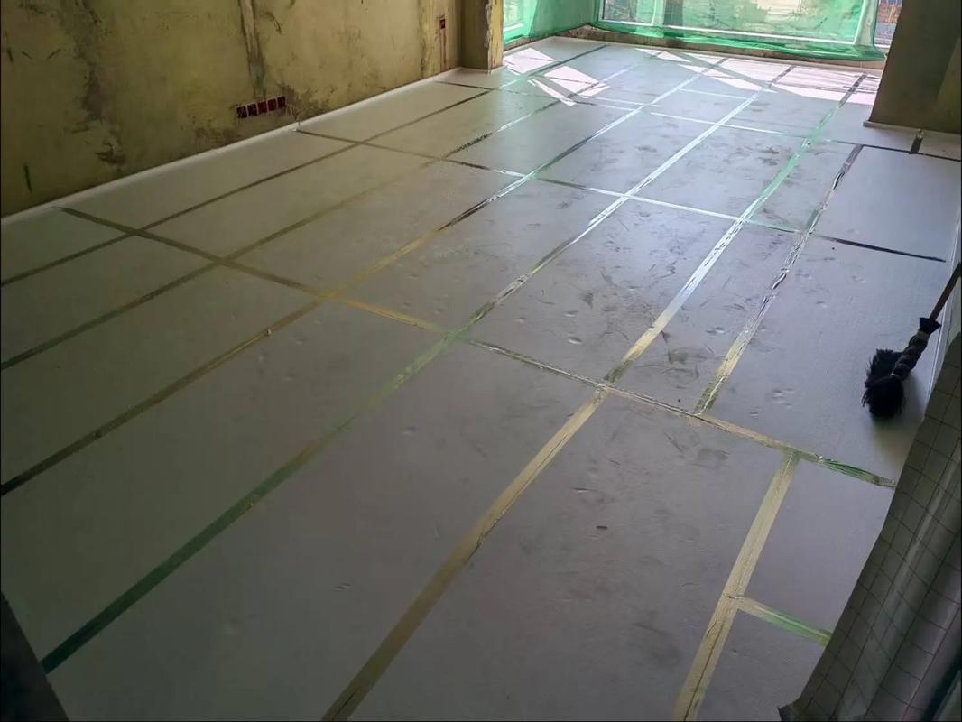 地暖铺设铝箔地垫施工现场
