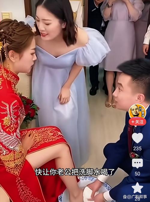 婚礼摄影师蹲在地上抓拍新人瞬间