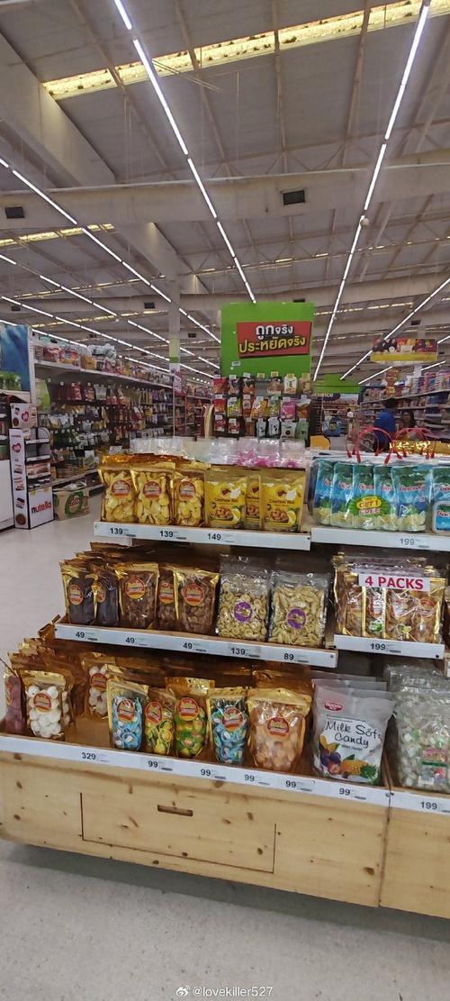 泰国线下便利店零食陈列区泰文标签实拍