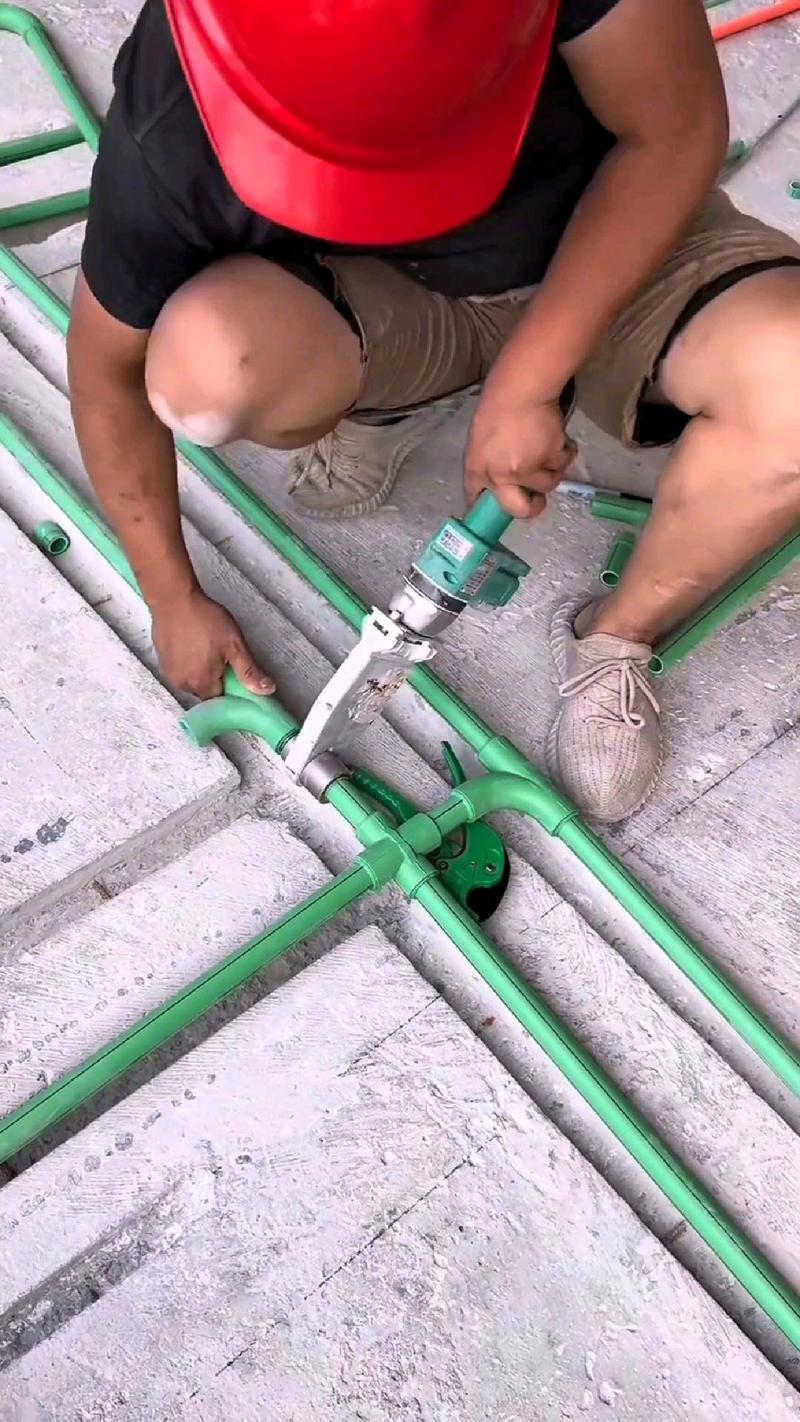 家装PPR水管热熔接头施工现场特写