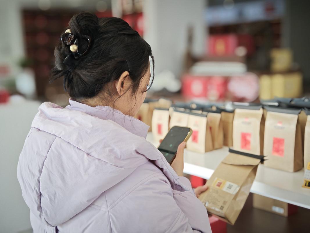 云南茶农使用普惠区块链溯源技术扫码实拍