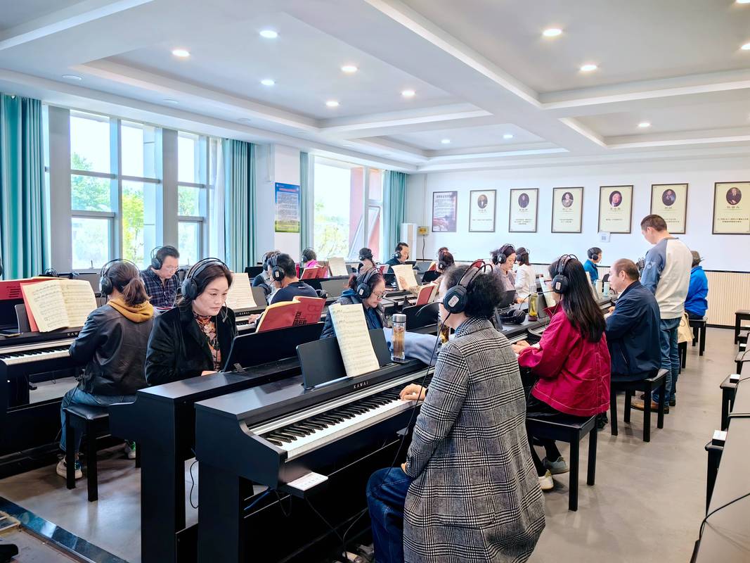 成人学钢琴课堂场景,老师指导成年学生